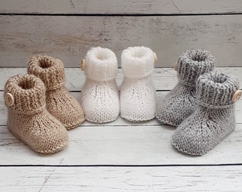 Chaussons pour bébé fille ou garçon, chaussons en laine réalisés au tricot, chaussons avec bouton en bois fantaisie, naissance 3 mois 6 mois