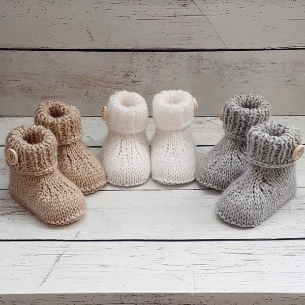 Chaussons pour bébé fille ou garçon, chaussons en laine réalisés au tricot, chaussons avec bouton en bois fantaisie, naissance 3 mois 6 mois