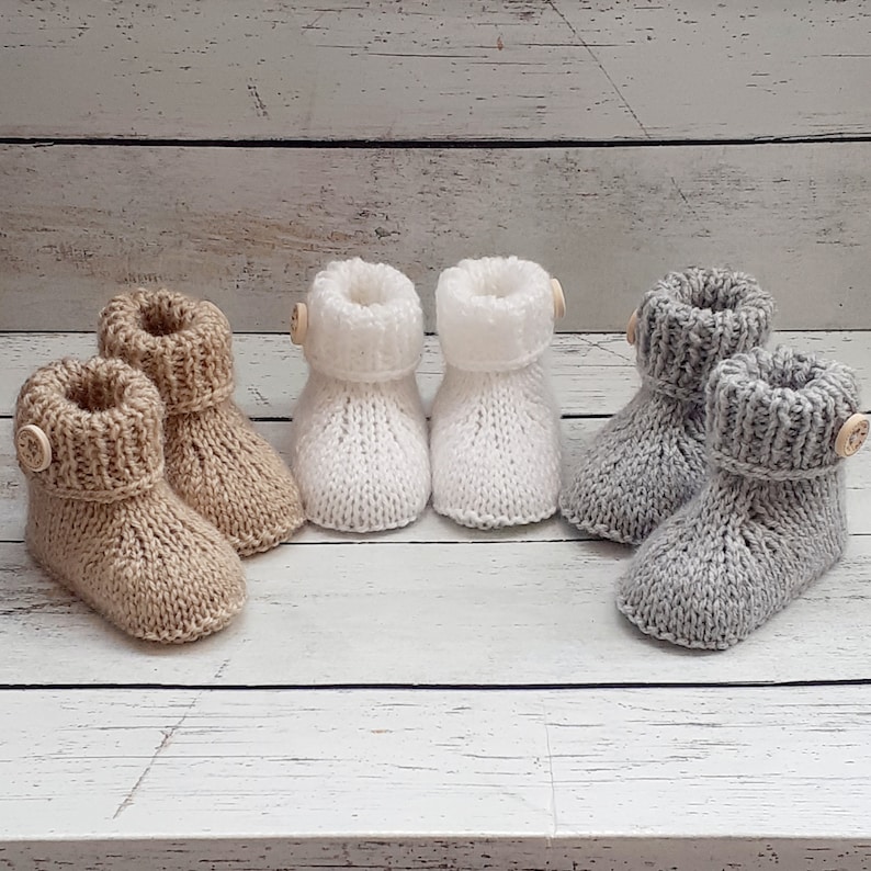 Chaussons pour bébé fille ou garçon, chaussons en laine réalisés au tricot, chaussons avec bouton en bois fantaisie, naissance 3 mois 6 mois image 1