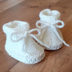 Chaussons cozy en laine avec lacet à nouer pour bébé fille ou garçon réalisés au tricot fait main, naissance 3 mois 6 mois image 9