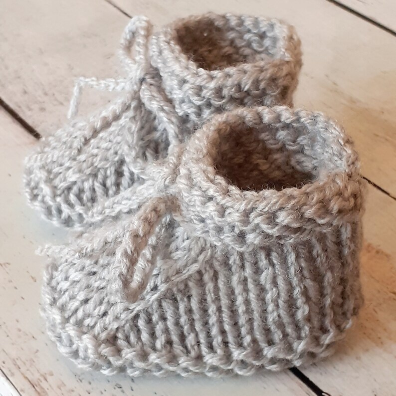 Chaussons cozy en laine avec lacet à nouer pour bébé fille ou garçon réalisés au tricot fait main, naissance 3 mois 6 mois image 3