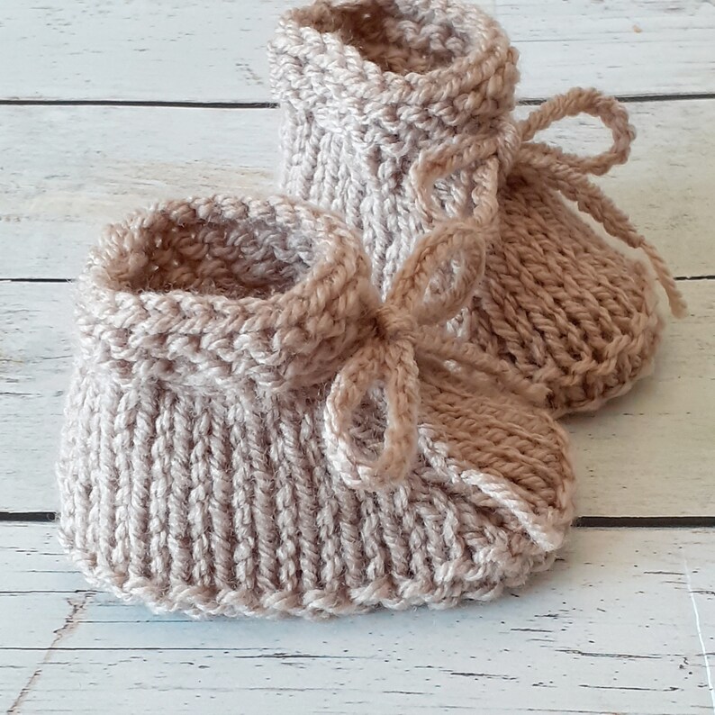 Chaussons cozy en laine avec lacet à nouer pour bébé fille ou garçon réalisés au tricot fait main, naissance 3 mois 6 mois image 8