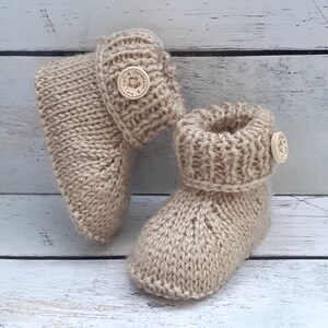 Chaussons pour bébé fille ou garçon, chaussons en laine réalisés au tricot, chaussons avec bouton en bois fantaisie, naissance 3 mois 6 mois image 5