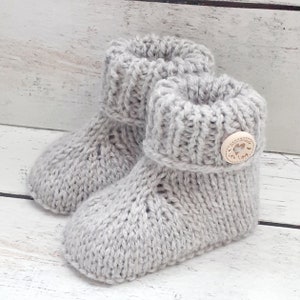 Chaussons pour bébé fille ou garçon, chaussons en laine réalisés au tricot, chaussons avec bouton en bois fantaisie, naissance 3 mois 6 mois Gris clair