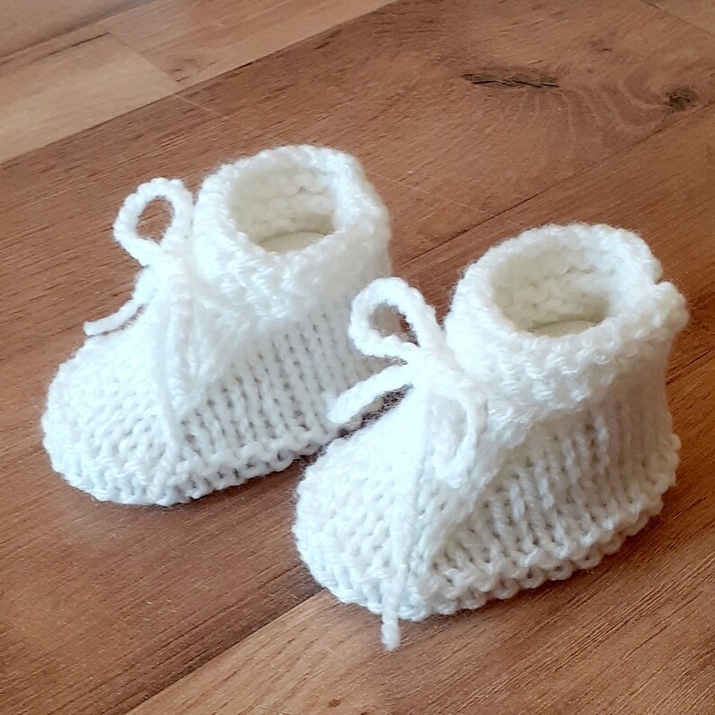 Chaussons cozy en laine avec lacet à nouer pour bébé fille ou garçon réalisés au tricot fait main, naissance 3 mois 6 mois image 2