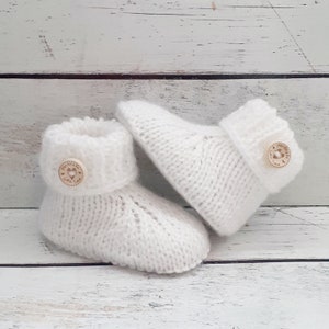 Chaussons pour bébé fille ou garçon, chaussons en laine réalisés au tricot, chaussons avec bouton en bois fantaisie, naissance 3 mois 6 mois Blanc