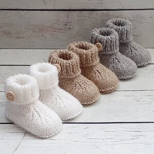 Chaussons pour bébé fille ou garçon, chaussons en laine réalisés au tricot, chaussons avec bouton en bois fantaisie, naissance 3 mois 6 mois image 9
