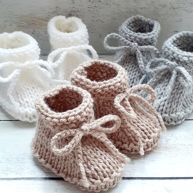 Chaussons cozy en laine avec lacet à nouer pour bébé fille ou garçon réalisés au tricot fait main, naissance 3 mois 6 mois image 7