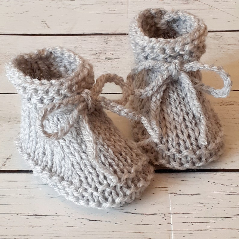 Chaussons cozy en laine avec lacet à nouer pour bébé fille ou garçon réalisés au tricot fait main, naissance 3 mois 6 mois image 6