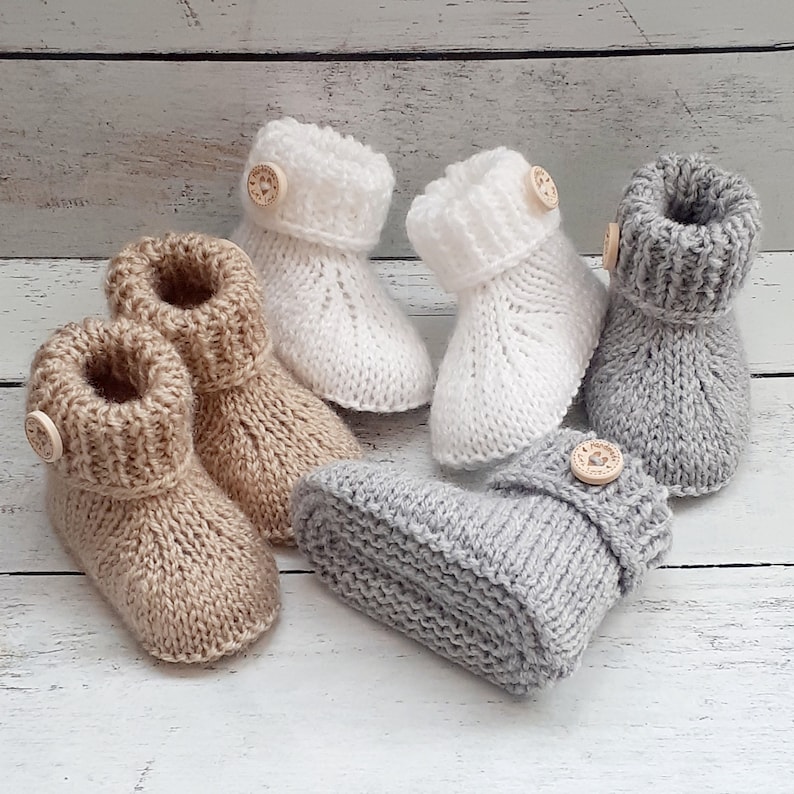 Chaussons pour bébé fille ou garçon, chaussons en laine réalisés au tricot, chaussons avec bouton en bois fantaisie, naissance 3 mois 6 mois image 10