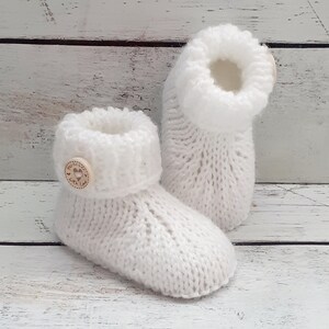 Chaussons pour bébé fille ou garçon, chaussons en laine réalisés au tricot, chaussons avec bouton en bois fantaisie, naissance 3 mois 6 mois image 3