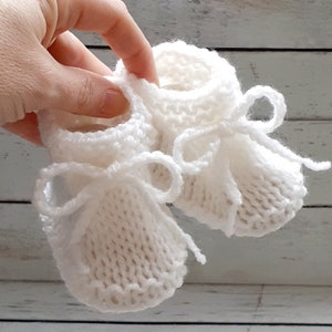 Chaussons cozy en laine avec lacet à nouer pour bébé fille ou garçon réalisés au tricot fait main, naissance 3 mois 6 mois Blanc