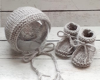 Ensemble pour bébé, chaussons et bonnet en laine réalisés au tricot pour fille ou garçon, liens et lacet à nouer , naissance 3 mois 6 mois