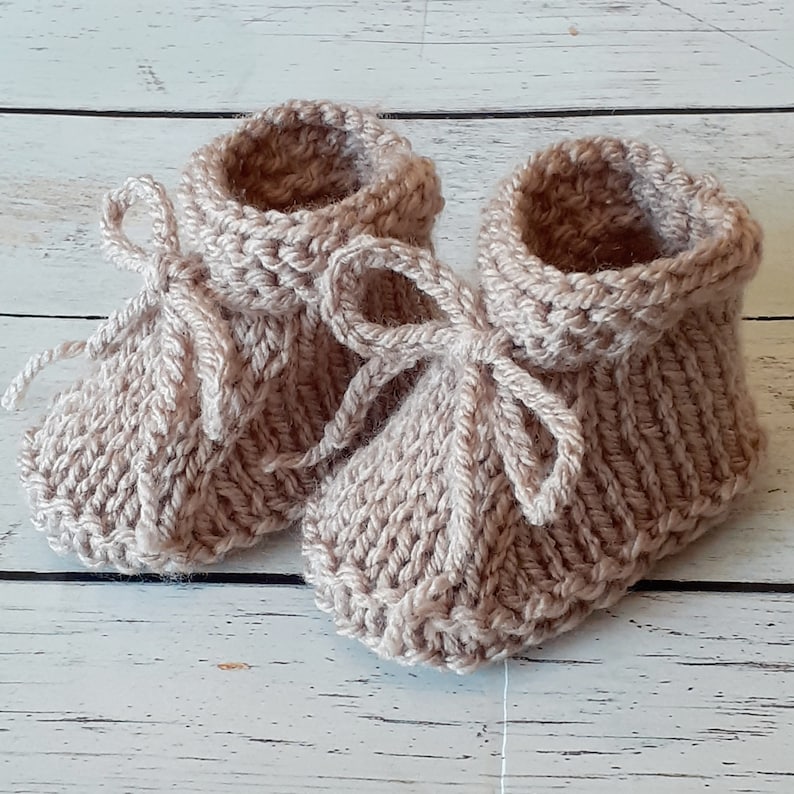 Chaussons cozy en laine avec lacet à nouer pour bébé fille ou garçon réalisés au tricot fait main, naissance 3 mois 6 mois image 4