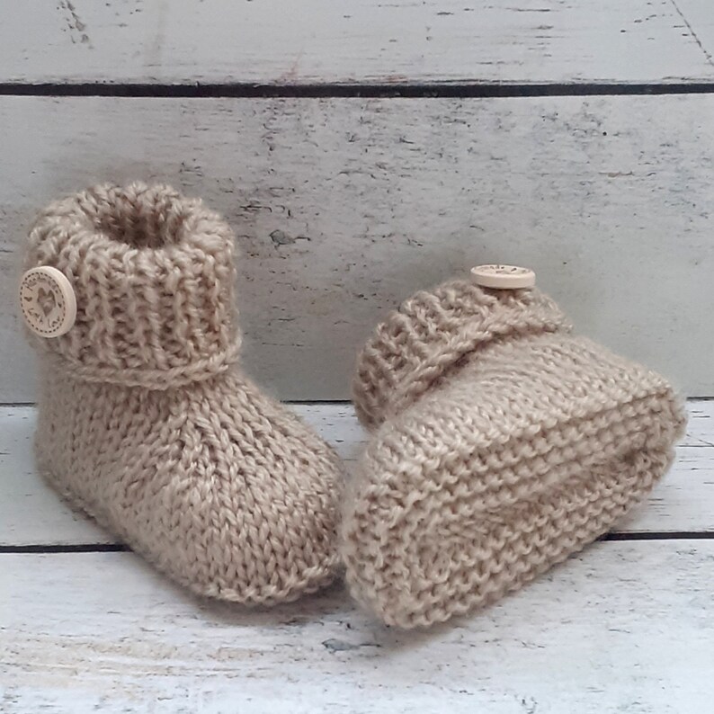 Chaussons pour bébé fille ou garçon, chaussons en laine réalisés au tricot, chaussons avec bouton en bois fantaisie, naissance 3 mois 6 mois Beige