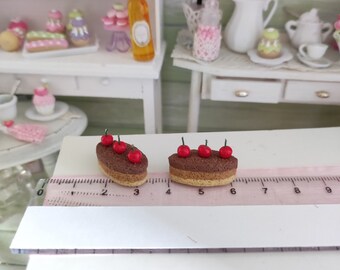 1 petit gateau chocolat noir, chocolat au lait et ses petites cerises. Mminiature food pour maison de poupée