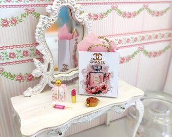 dollhouse miniatures ensemble  chic thème du maquillage, sac, rouge à lèvres,parfum.. etc 1/12 ème ou maison de poupée barbie