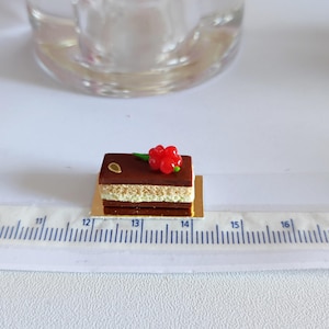 Puppenhaus-Miniaturen 1 hübscher kleiner Schokoladen- und Johannisbeerkuchen im Opernstil für Sylvanians-Puppen oder Maileg-Mäuse.