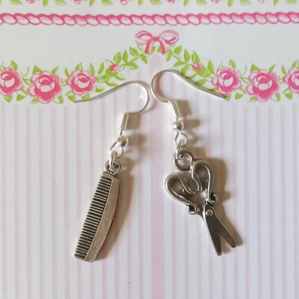 bijoux fantaisie boucle d'oreille du coiffeur. Ciseaux et peigne en métal argenté