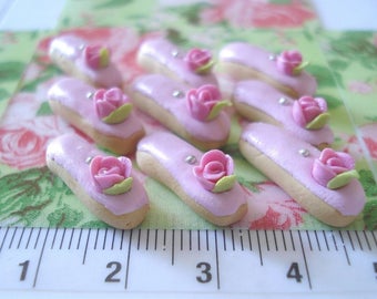 Set of 3 small éclairs decorated with a sweet rose
