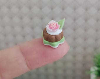 dollhouse miniatures 1 joli petit gateau chocolat pistache et sa rose sucrée pour poupées sylvanians ou souris Maileg
