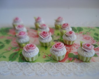 Set van 3 kleine pistache cupcakes met slagroom en een lieve roos.