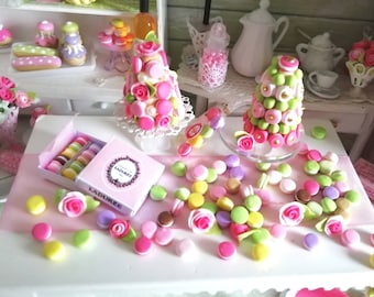 Set med 45 små macarons gjorda av polymerlera - de mäter cirka 4 mm plus 5 rosor till dekoration