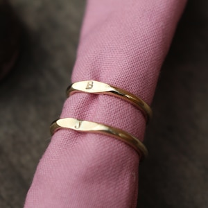 Anillo de sello de letra pequeña de oro