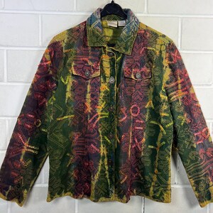 Puede incluir: Chaqueta abotonada colorida con un patrón único. La chaqueta presenta una mezcla de tonos verdes, amarillos y rojos, con intrincados diseños geométricos. Tiene dos bolsillos en el pecho y botones decorativos. El cuello es de un verde más oscuro.