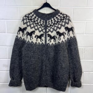 Cardigan vintage fatto a mano con motivo a cavalli, grigio e bianco, lavorato a maglia, islandese, taglia uomo M, taglia donna L.