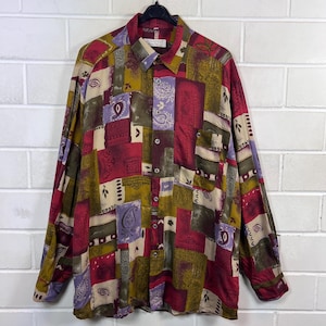 Könnte beinhalten: Rustikales Holzschild mit dem weißen Schriftzug "Welcome to our home". Das Schild hat eine Used-Optik und eignet sich ideal für die Dekoration im Eingangsbereich.