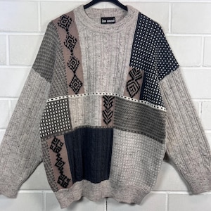 Könnte beinhalten: Rustikales Holzschild mit dem Text "Welcome to our home" in weißer Schrift. Das Schild hat eine Used-Optik und ein schlichtes, einladendes Design.