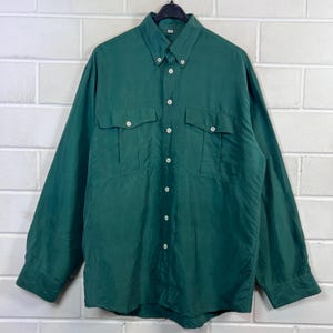 Könnte beinhalten: Rustikales Holzschild mit dem weißen Schriftzug "Welcome to our home". Das Schild hat eine Used-Optik und ein schlichtes, einladendes Design, perfekt für eine Veranda oder einen Eingangsbereich.