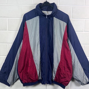 Könnte beinhalten: Ein Set aus drei Keramikbechern mit gesprenkelter, matter Oberfläche. Jeder Becher hat eine andere Farbe: hellblau, creme und grau. Die Becher haben ein schlichtes, modernes Design, ideal für Kaffee oder Tee.