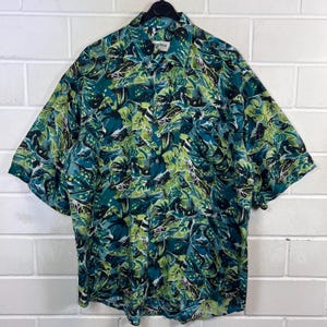 Könnte beinhalten: Ein Set aus drei Keramikbechern mit gesprenkelter, matter Oberfläche. Die Becher sind in den Farbtönen Creme, Hellgrau und Dunkelgrau gehalten. Jeder Becher hat ein schlichtes, minimalistisches Design und einen abgerundeten Henkel. Die Becher sind aufeinander gestapelt.