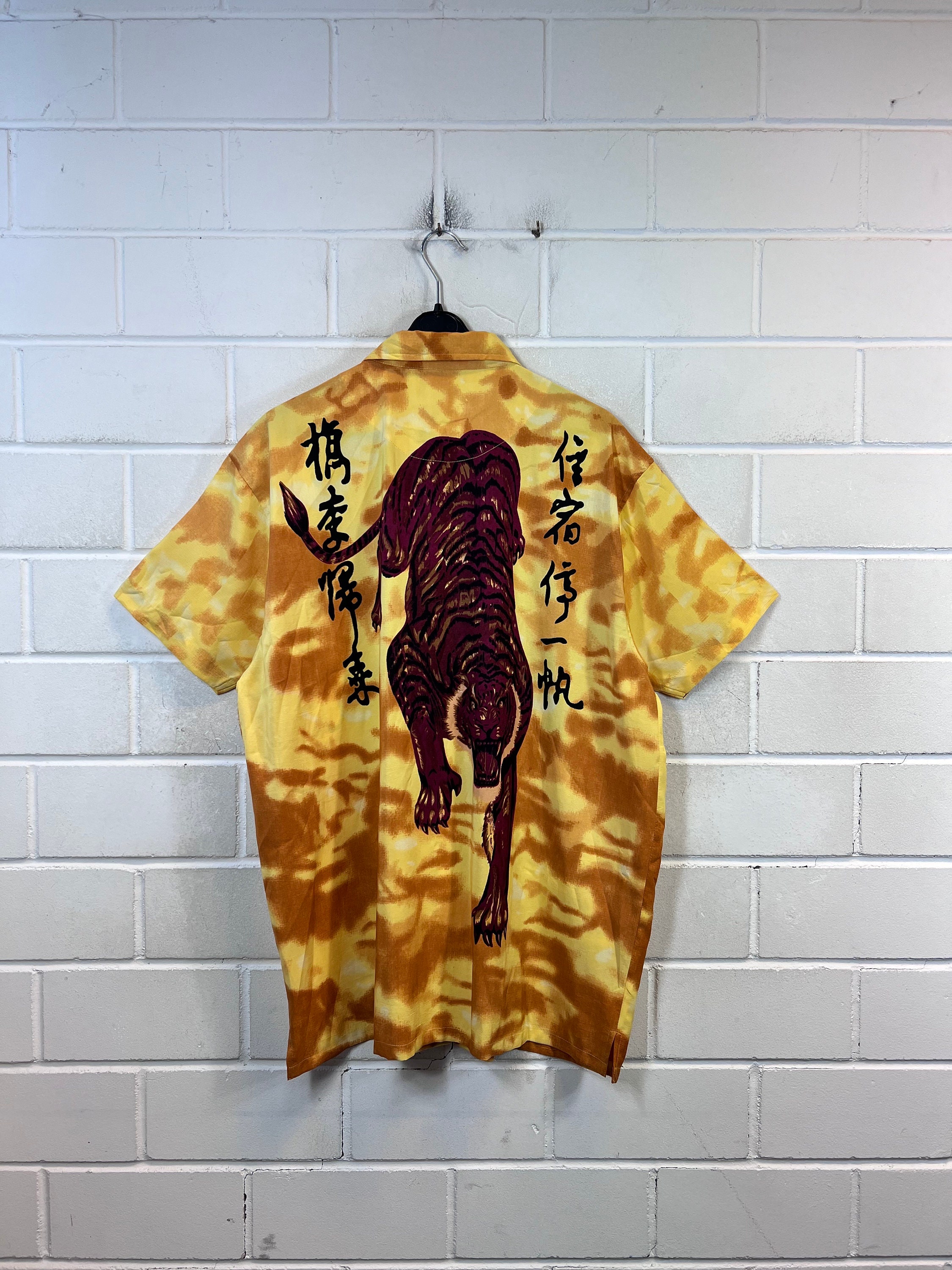 Une Chemise Qui Dit Tigre Dessus | Vecteur Premium