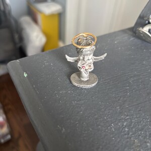 Miniaturowa figurka z cyny Cathedral Art Lil' Angels z kamieniem urodzeniowym na luty