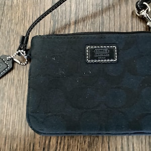 Correa de muñeca con cierre de cremallera y logo C exclusivo de lona negra de Coach / Pulseras Coach