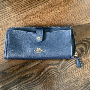 Cartera para teléfono celular con cierre de cremallera y diseño de carruaje de caballos en cuero azul marino de Coach/carteras de Coach