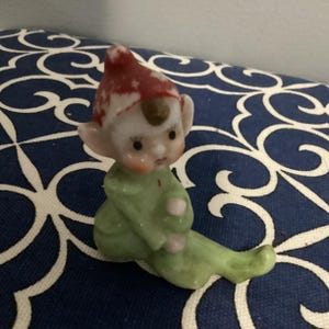 ヴィンテージの緑の妖精エルフのフィギュア 1950年代の磁器の手描きの
