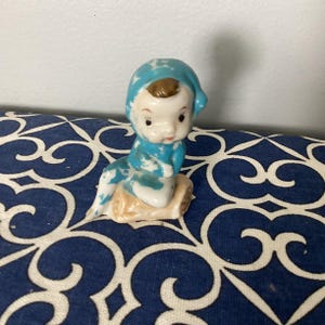 Figura de cerámica japonesa vintage de duende azul sentado sobre un tronco, 6,35 cm.