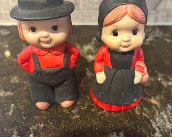 Salero y pimentero de cerámica vintage con figuras de hombres y mujeres amish de Taiwán