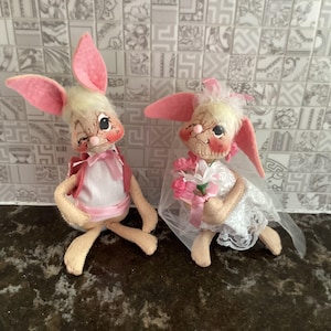 Pareja de conejitos de Annalee para recién casados en 1992. Novios en rosa. Regalos de aniversario de boda de Annalee.