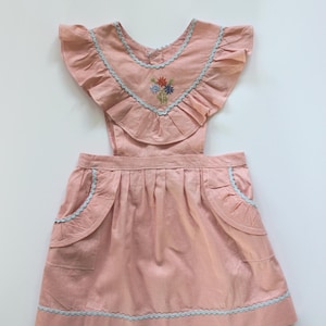 Vintage 1950&#39;s pink cotton apron dress with floral embroideries - French NOS - Size 2 years