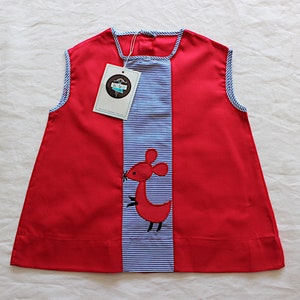 Rotes Baumwoll-Sommerkleid mit feinen Streifen und Maus-Applikation aus den 60er Jahren – Neuware aus altem Lagerbestand – Größe 18 Monate