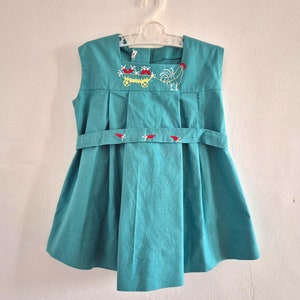Vintage 1950&#39;s green cotton apron dress with embroideries - French NOS - Size 18 months