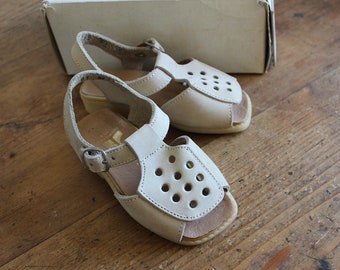 French vintage 50/60's beige suede sandals - NOS - Size EU 22 / US 6
