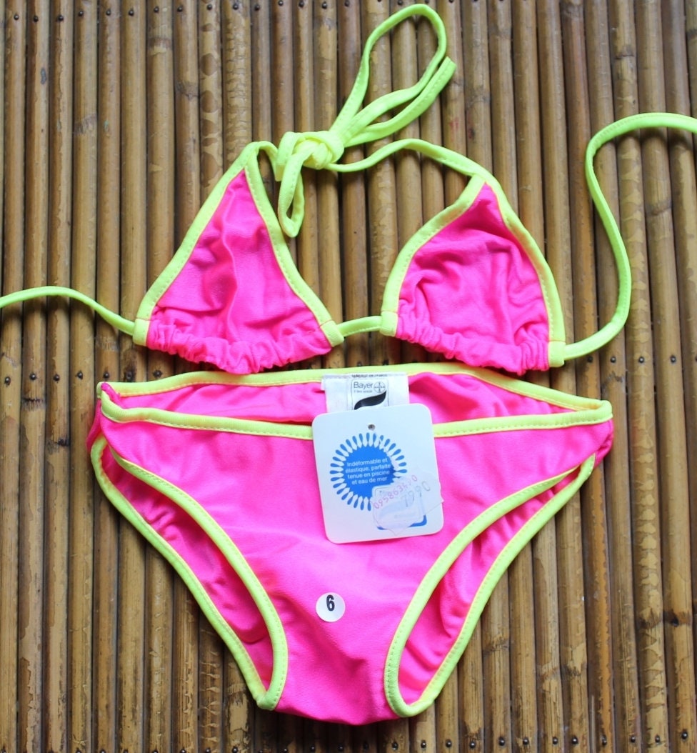 Maillot de bain 2 pièces brassière uni jaune FLUO avec badges LOS ANGELES  du 6 ans au 14 ans