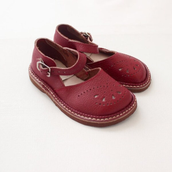 French vintage 50's / kids shoes / sandal shoes / red bugundy leather / made in France / new old stock / size EU 26 - US 9,5