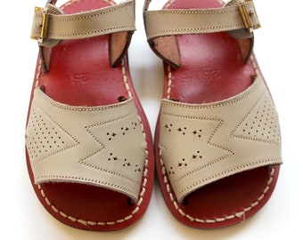 Sandales en cuir mastic des années 60 - Stock neuf - Taille 25